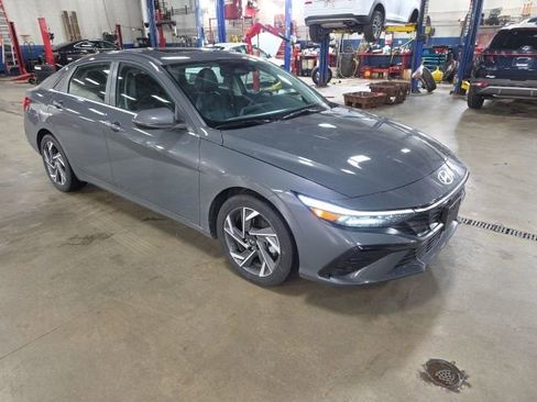 Used 2025 Hyundai Elantra Limited image 7