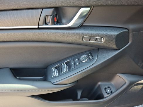 Used 2020 Honda Accord Touring image 12