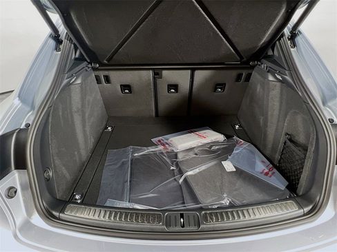 New 2026 Porsche Macan image 28