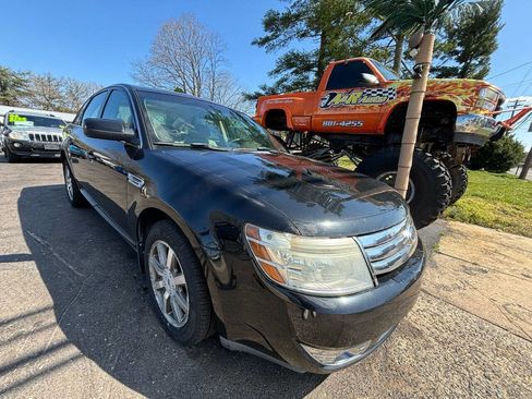 Used 2009 Ford Taurus SEL image 2