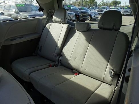 Used 2016 Toyota Sienna XLE image 15