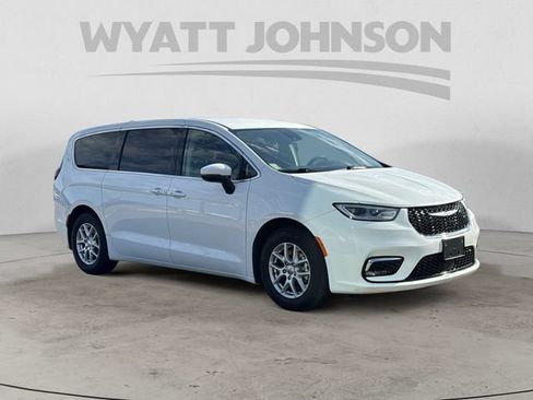 Used 2023 Chrysler Pacifica Touring-L FWD image 7
