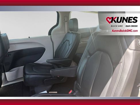 Used 2023 Chrysler Pacifica Touring-L FWD image 32
