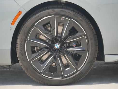 Used 2025 BMW 740i w/ Premium Package RWD image 5