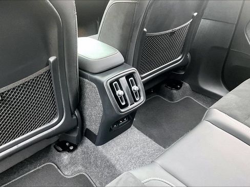 Certified 2025 Volvo XC40 B5 Plus AWD/4WD image 31