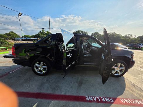 Used 2012 Chevrolet Avalanche LTZ RWD image 31