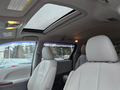 Used 2013 Toyota Sienna XLE image 21