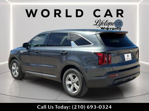 Used 2021 Kia Sorento LX image 5
