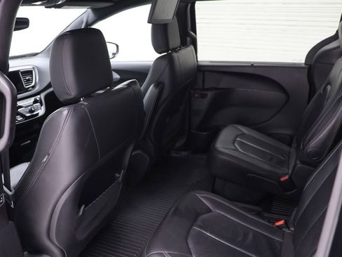 Used 2020 Chrysler Pacifica Touring-L w/ Advanced Safetytec Group image 11