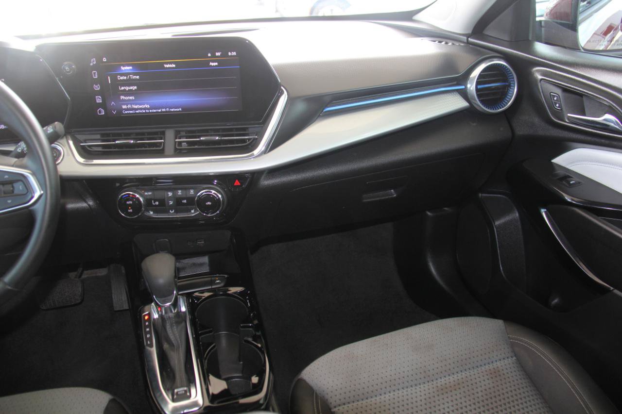 Used 2025 Chevrolet Trax LT w/ LT Convenience Package FWD image 10