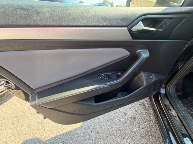 Used 2025 Volkswagen Jetta SE FWD image 35