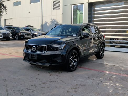 Used 2025 Volvo XC40 B5 Core image 5