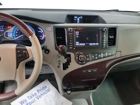 Used 2014 Toyota Sienna XLE image 11