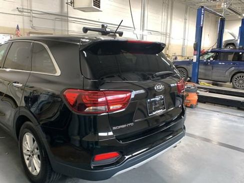 Used 2019 Kia Sorento LX image 3