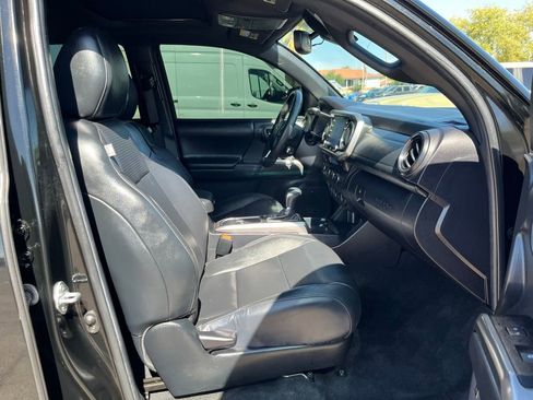 Used 2022 Toyota Tacoma Limited image 18