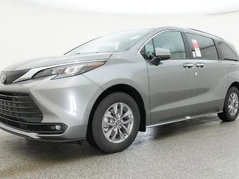 New 2026 Toyota Sienna XLE FWD image 18
