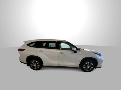 Used 2022 Toyota Highlander XLE AWD/4WD image 9