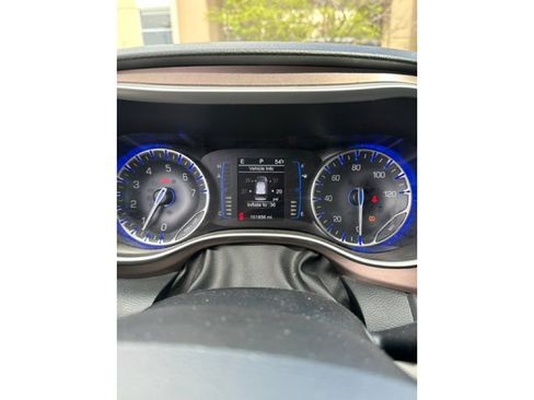 Used 2017 Chrysler Pacifica Touring-L FWD image 5