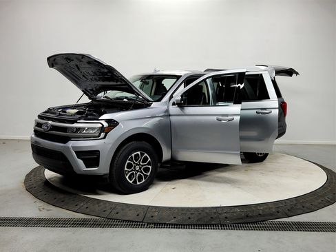 Used 2024 Ford Expedition Max XLT image 11