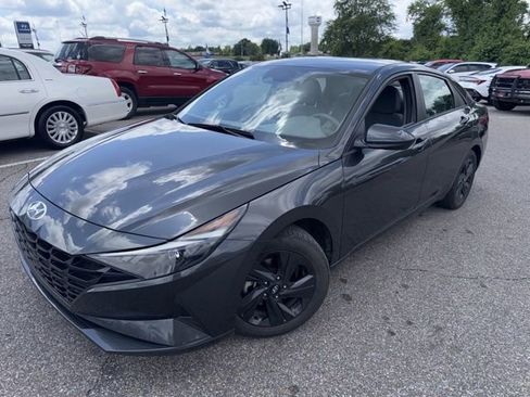 Used 2022 Hyundai Elantra SEL FWD image 3