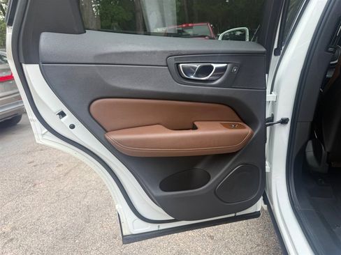 Used 2021 Volvo XC60 T5 Momentum w/ Premium Package AWD/4WD image 18