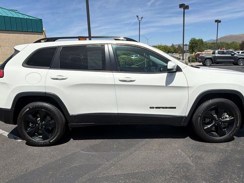 Used 2019 Jeep Cherokee Latitude Plus AWD/4WD image 2