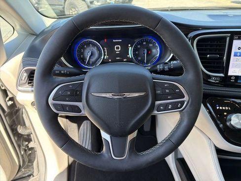 Used 2024 Chrysler Pacifica Limited FWD image 28