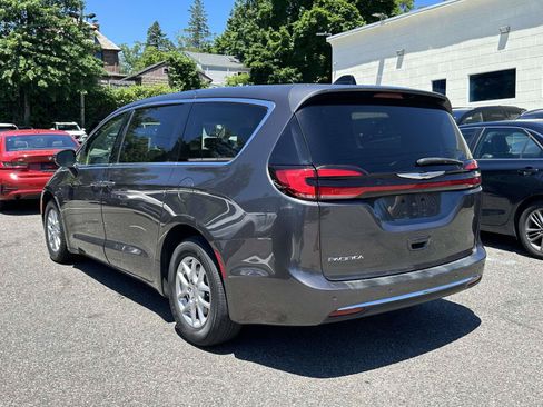 Used 2023 Chrysler Pacifica Touring-L FWD image 4