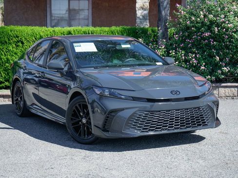 Used 2025 Toyota Camry SE image 2