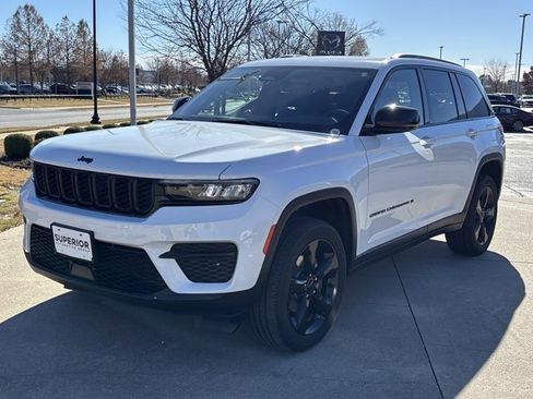 Used 2023 Jeep Grand Cherokee Altitude image 11