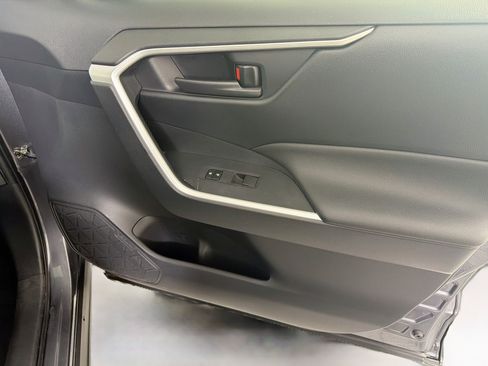Used 2019 Toyota RAV4 LE FWD image 29