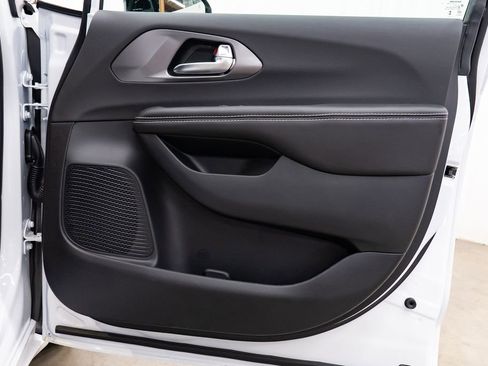 New 2026 Chrysler Pacifica Select FWD image 27