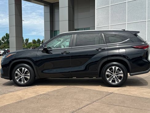 Certified 2024 Toyota Highlander XLE FWD image 8