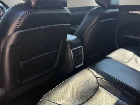 Used 2019 Chrysler 300 Limited RWD image 16