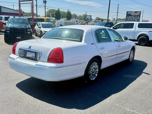 Used 2010 Lincoln Town Car Signature Limited RWD image 5