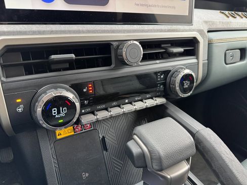 Used 2024 Toyota Tacoma Trailhunter image 19