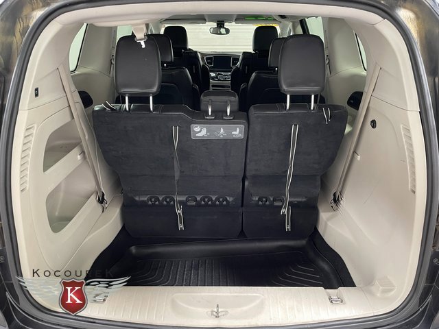 Used 2017 Chrysler Pacifica Touring-L Plus w/ Uconnect Theatre Group FWD image 25