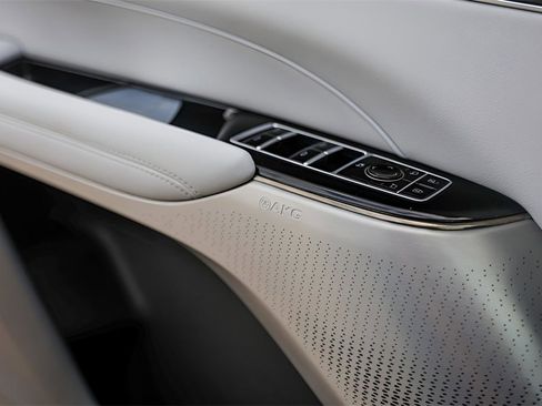 Used 2025 Cadillac Lyriq Luxury image 21