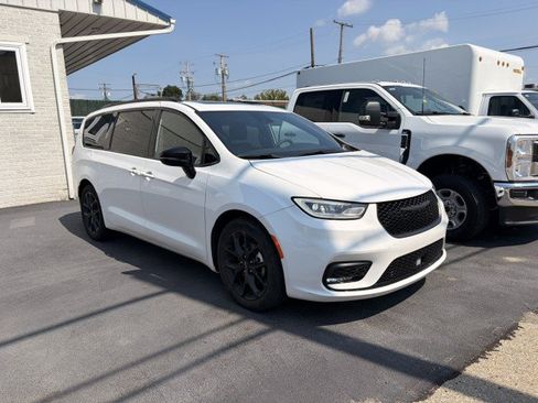 Used 2025 Chrysler Pacifica Limited FWD image 1
