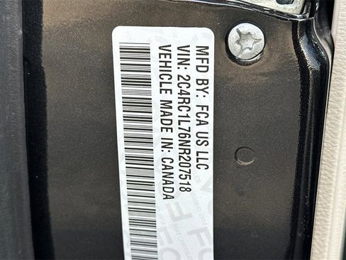 Used 2022 Chrysler Pacifica Touring-L image 26