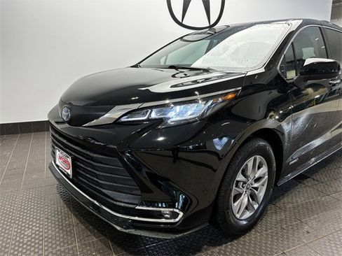 Used 2021 Toyota Sienna XLE image 8