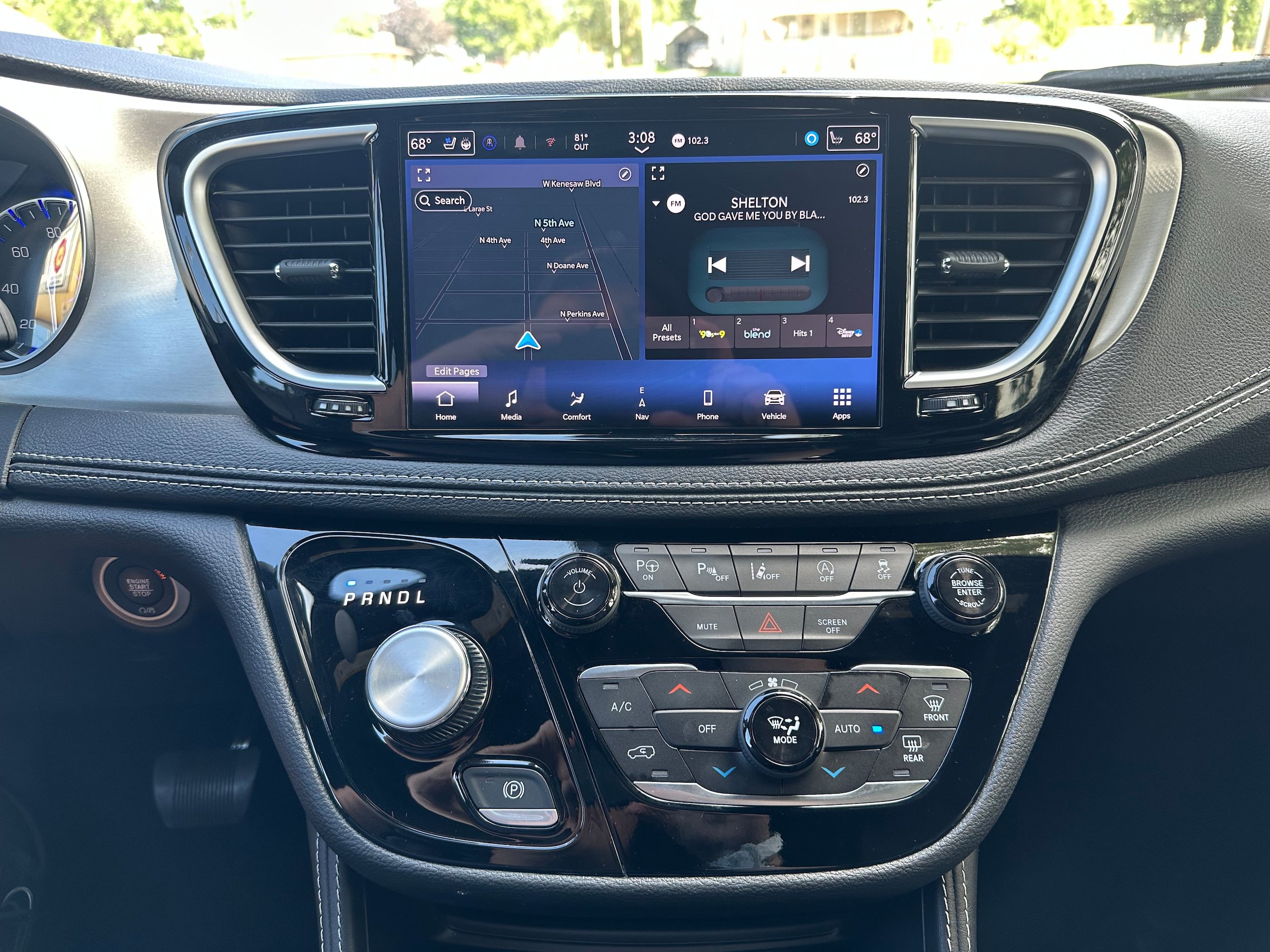 Used 2024 Chrysler Pacifica Limited w/ S Appearance Package FWD image 14