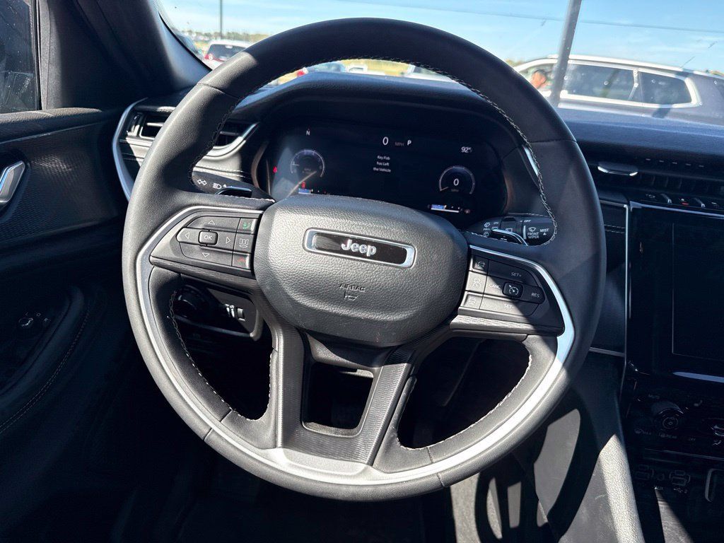 Used 2025 Jeep Grand Cherokee Altitude AWD/4WD image 41