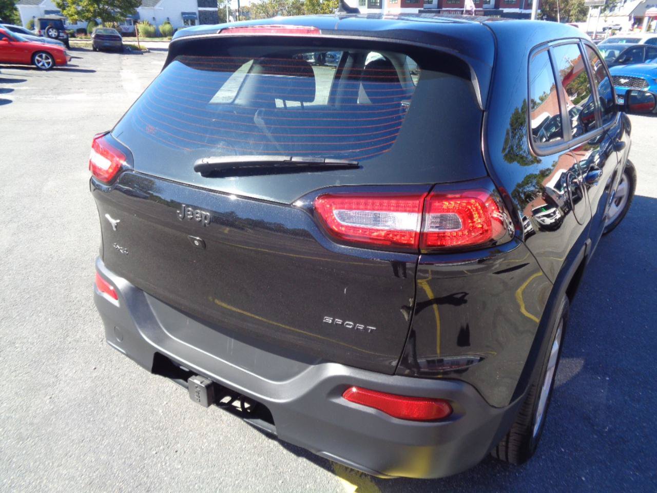 Used 2015 Jeep Cherokee Sport FWD image 19