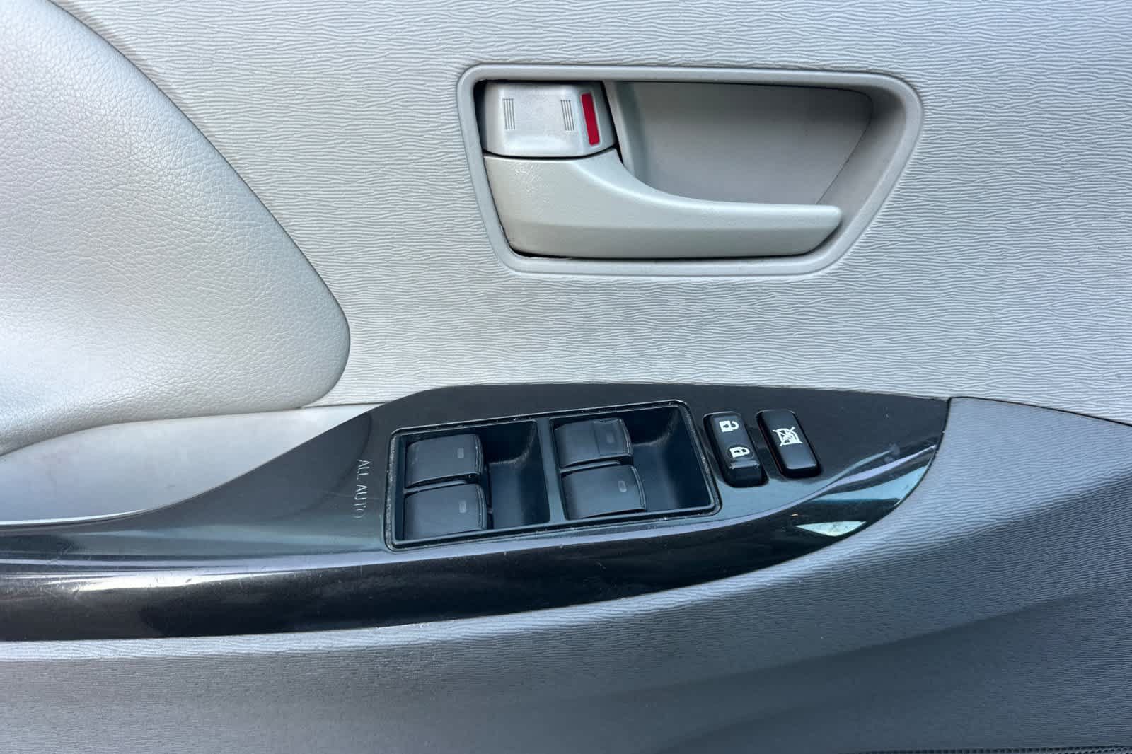 Used 2011 Toyota Sienna LE FWD image 15