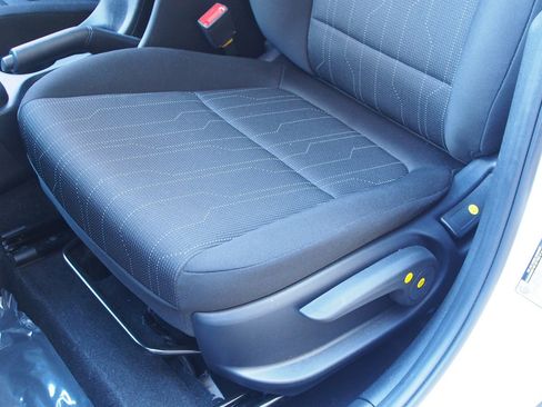 Used 2025 Hyundai Venue SE image 17