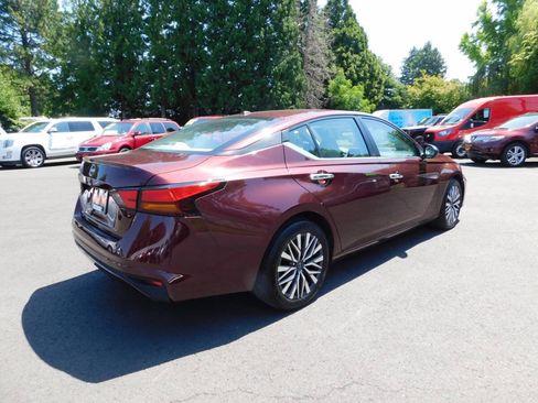 Used 2025 Nissan Altima 2.5 SV FWD image 2