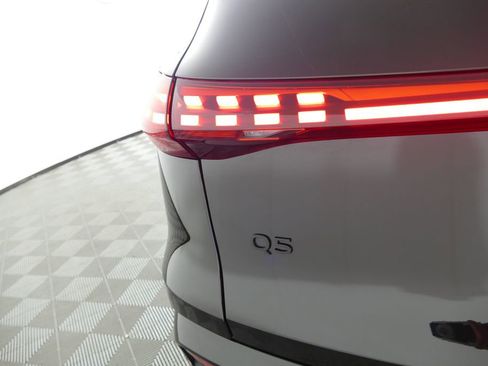 Used 2025 Audi Q5 Premium w/ Convenience Package AWD/4WD image 2