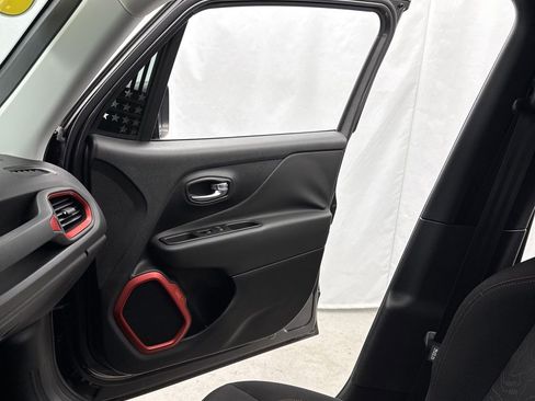 Used 2021 Jeep Renegade Trailhawk image 23