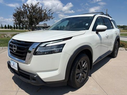 Used 2022 Nissan Pathfinder SV AWD/4WD image 4
